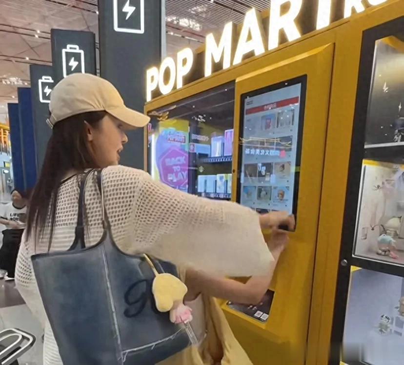 董璇机场给网友分发番茄汁，透露自己即将进组，看来没怀小小张