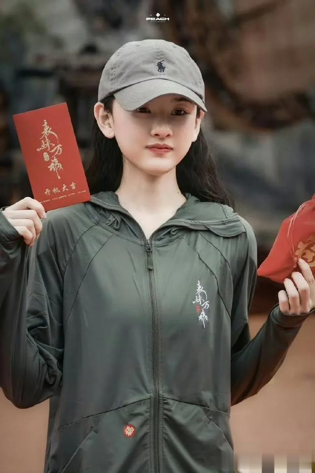 宋祖儿新剧开机路透，穿军绿色外套搭白色长裙，都瘦成纸片人了