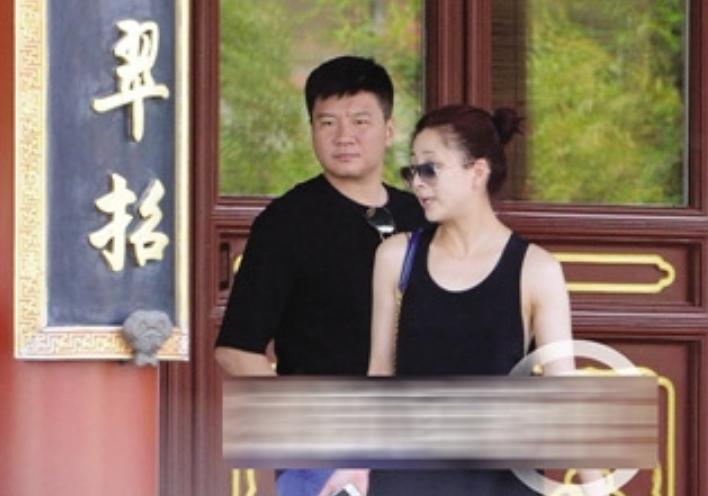 事实证明，46岁离开富豪找素人男友的殷桃，也开始走“下坡路”了