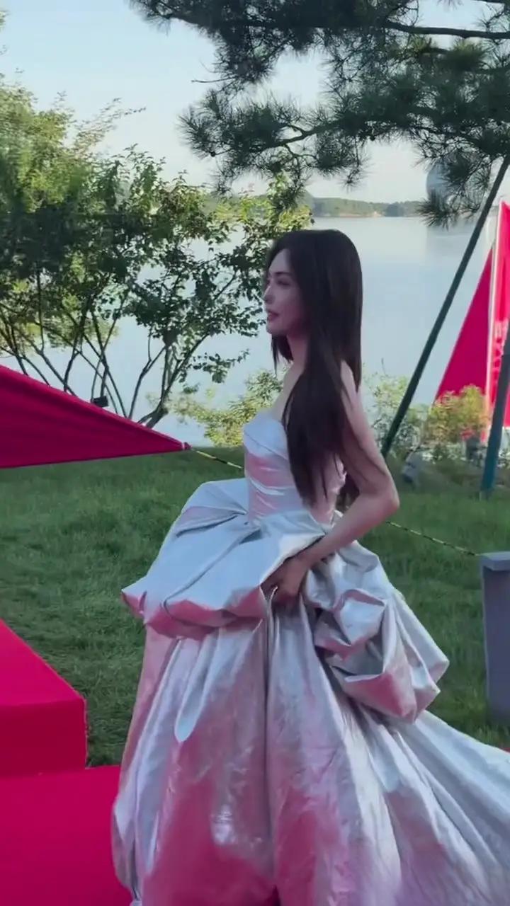 蔡文静亮相时尚文化大赏，银色拖尾礼服配长发，气质优雅美貌动人