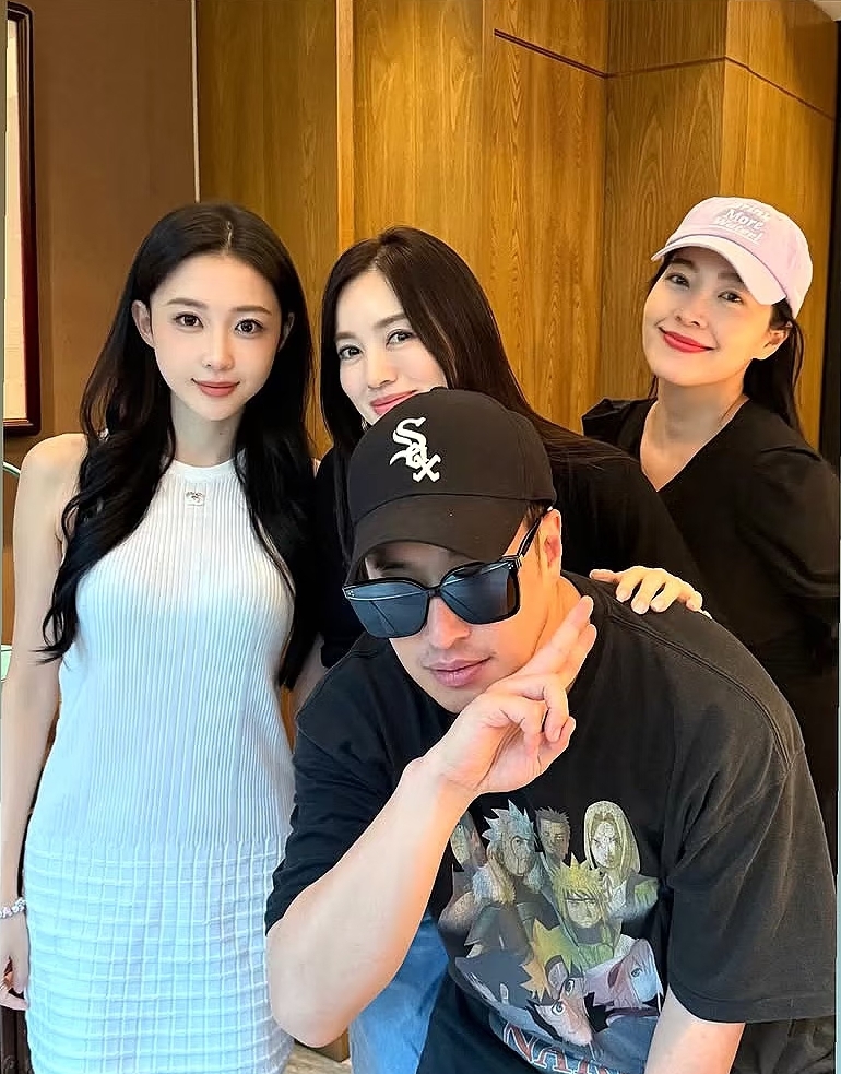 潘玮柏和李荣浩夫妇等人聚会,老婆萱云全程一个表情人偶感好重