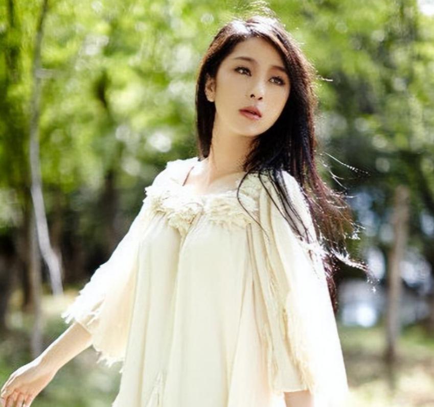 她靠星光大道一炮而红，却因当小三前途尽毁，今39岁活成这样