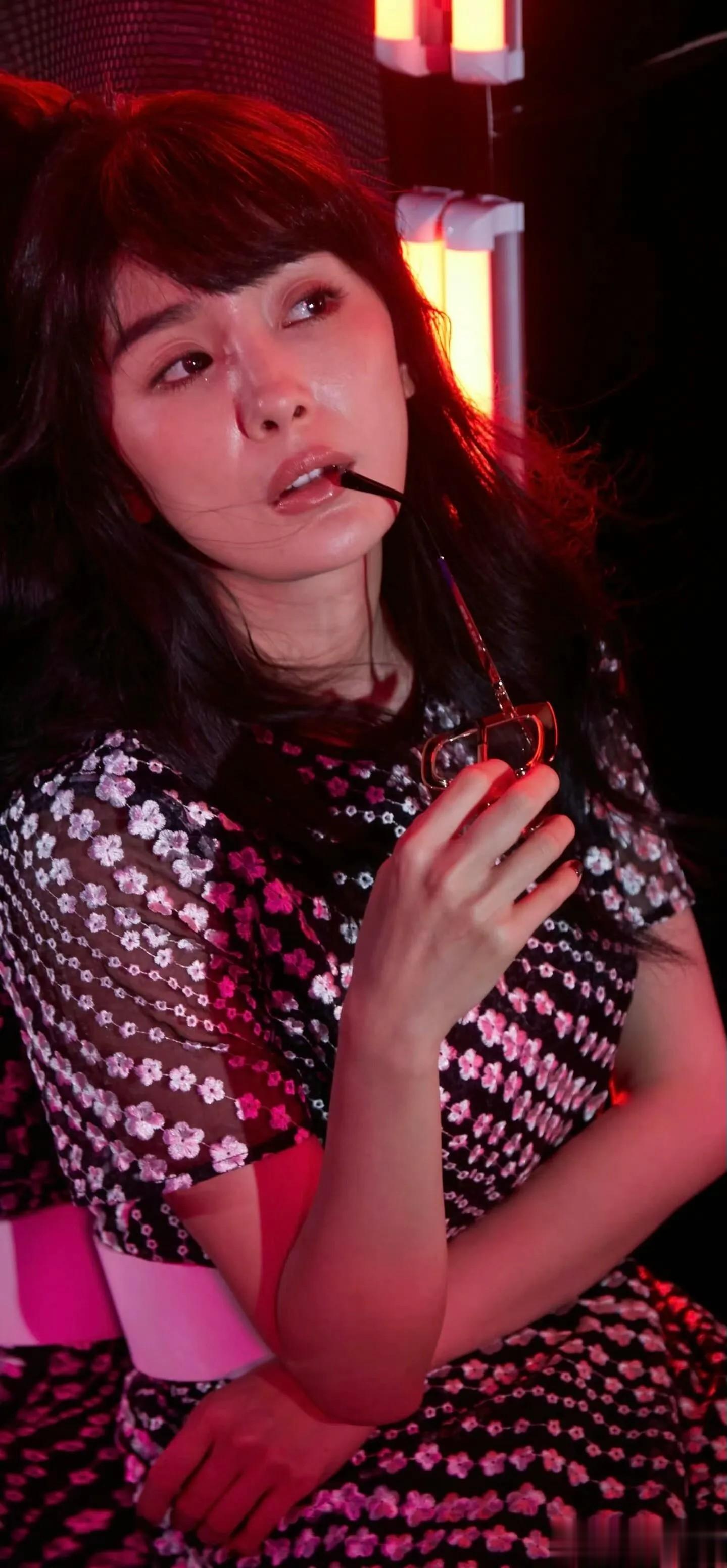 杨幂：出油的脸，格外欲……