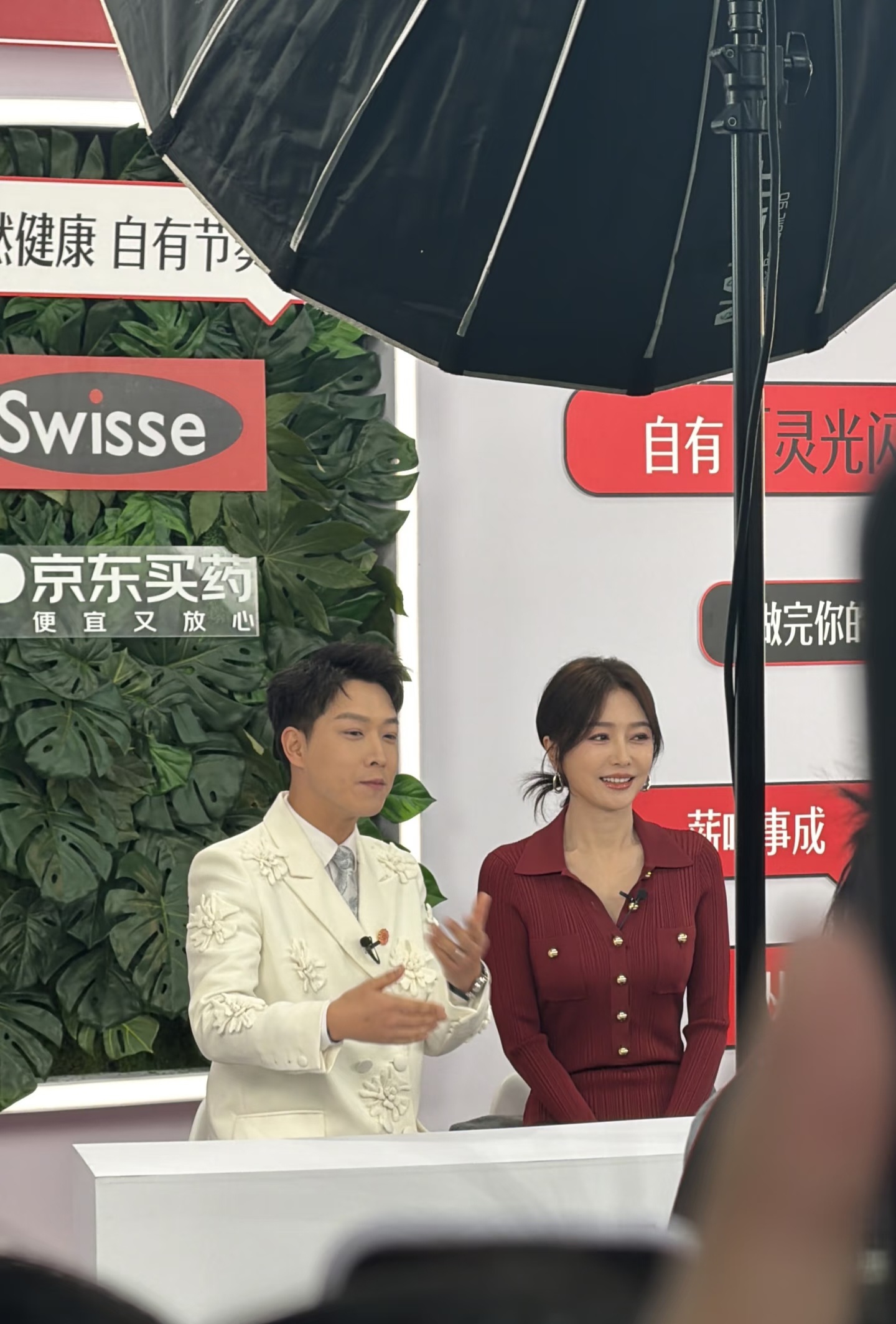 秦岚今日现身京东总部，一身酒红色紧身裙，腰细腿长身材又薄又翘