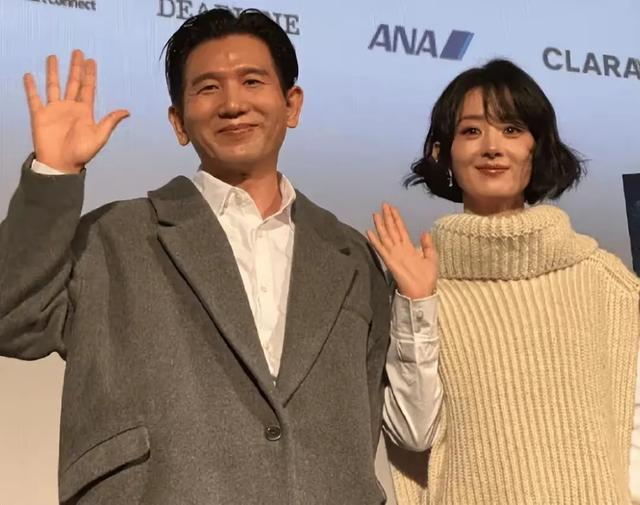 赵丽颖陪娃出游曝光，想想骑在司机脖子上相处很和谐，画面温馨