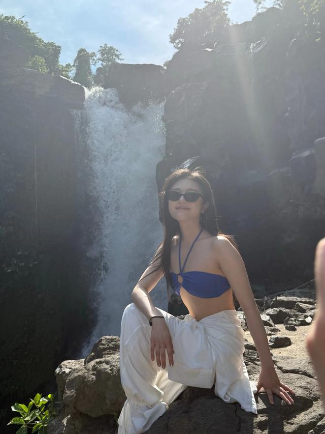 李兰迪分享假期出游照，站在瀑布下，穿蓝色比基尼腹部隐约见腹肌