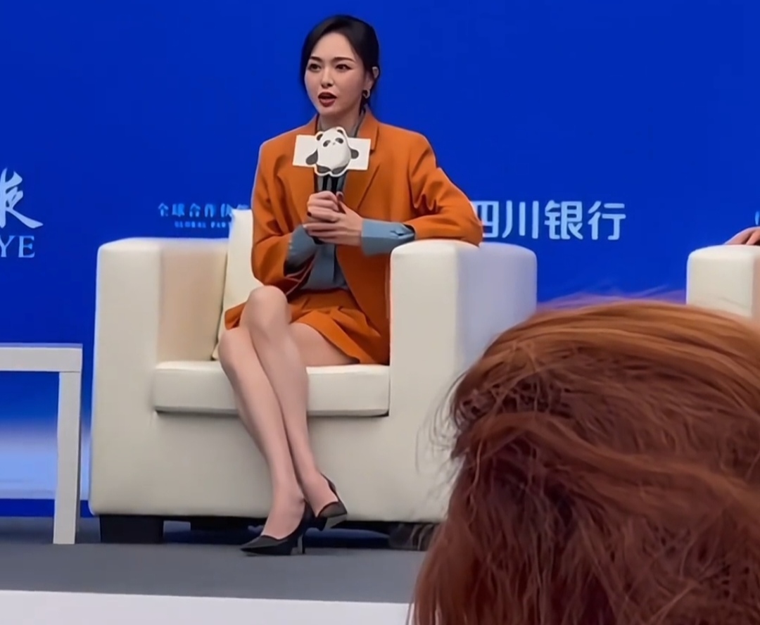 网友偶遇唐嫣，大长腿细长超抢镜，本人超美