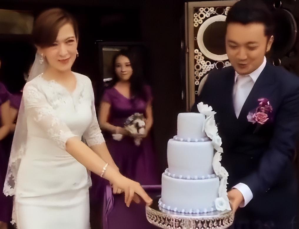 尼格买提没想到，官宣与自己离婚三年的帕夏，竟走了另一条上坡路