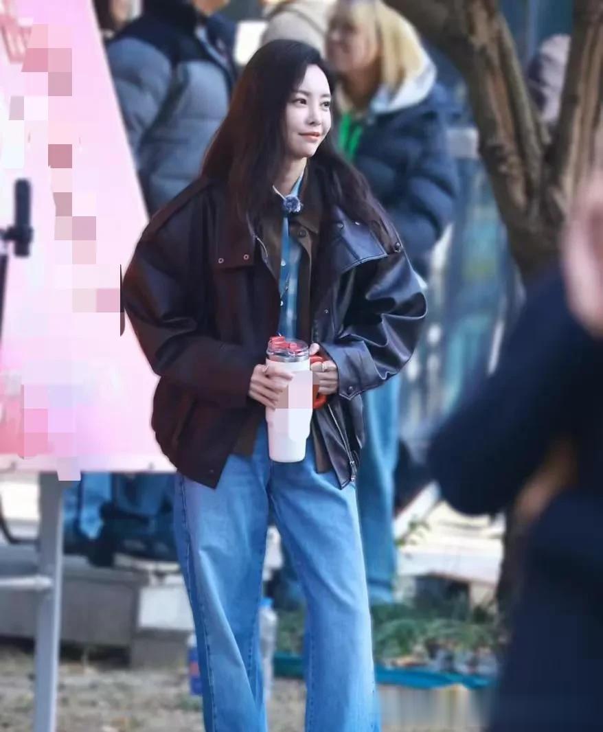 于文文真是穿搭高手！黑色皮衣+棕色衬衫+牛仔裤，时髦洋气又高级