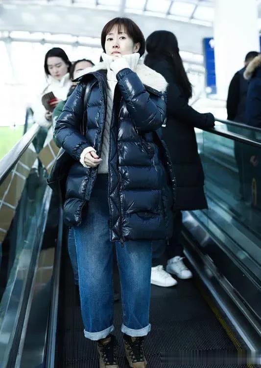 刘敏涛剪短发后年轻20岁！穿羽绒服+毛衣+牛仔裤，时髦减龄又高级