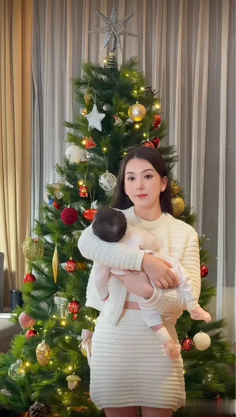 方媛晒2个月三胎闺女,粉袜小脚抢镜,母女同框温馨爆棚