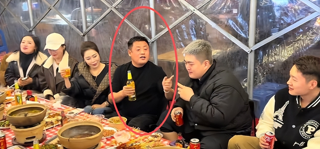 赵本山儿子带团队聚餐吃地摊,28岁染了一头白发,三个细节太圈粉