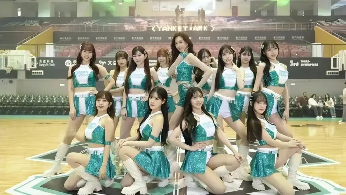 51岁林志玲穿啦啦队服跳女团舞，身材火辣妩媚，冻龄状态惊掉全网