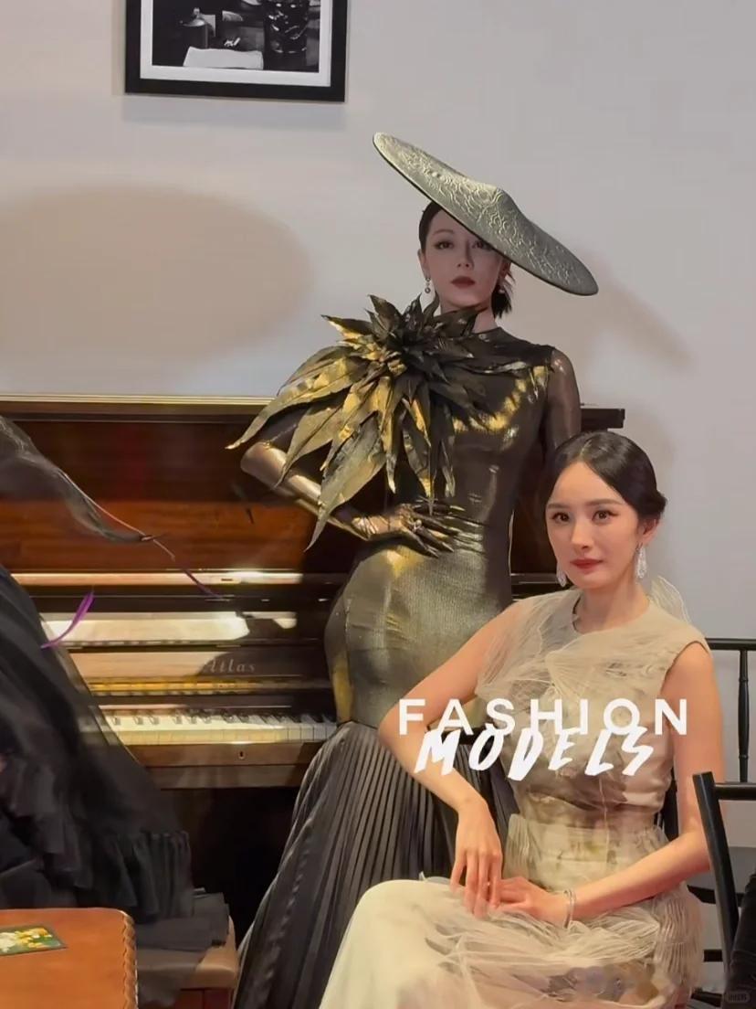 W盛典后台生图曝光：唯一站着的迪丽热巴，把7位坐着的女星都赢了