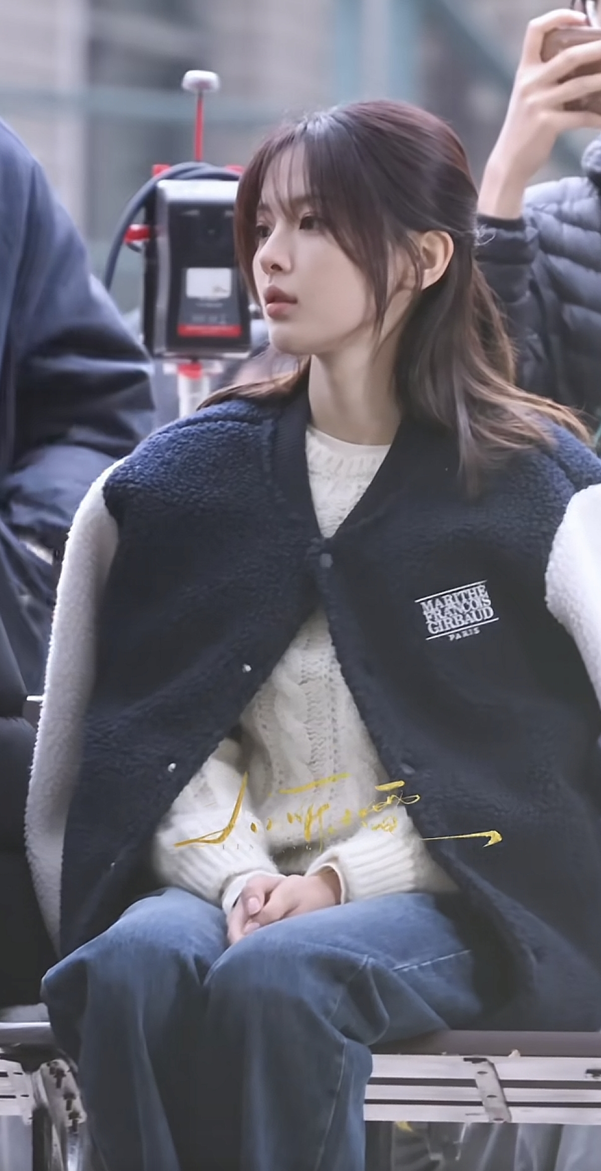 脸真好小!杨超越拍戏被偶遇,穿白毛衣半扎发,青春活力又温柔