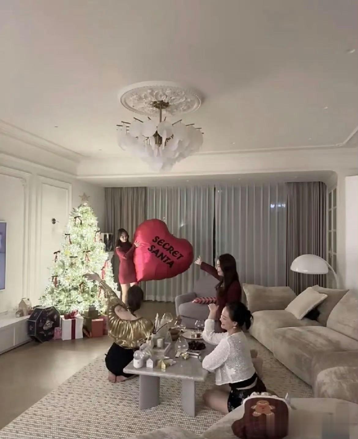 倪妮太豪！在北京家里过圣诞，意外曝光内景，难怪她看不上冯绍峰