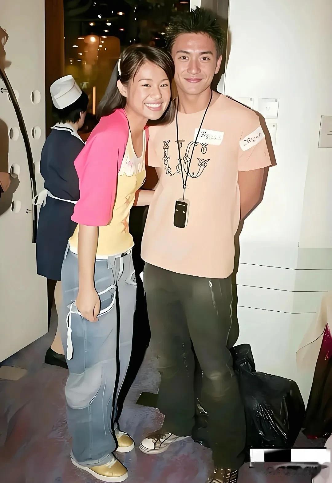 黄宗泽片场庆生,奢侈包包造型的蛋糕好有创意,许愿無天灾無人祸