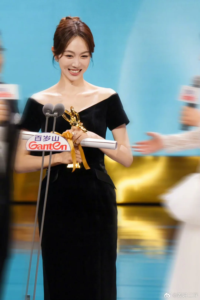 39岁姜妍自曝曾被校园霸凌，被男演员嫌弃，如今嫁行长事业稳定