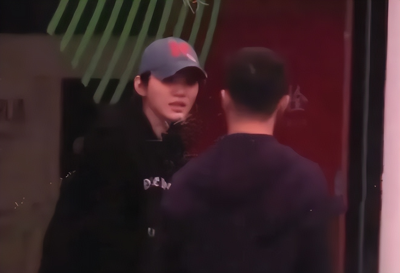 奚梦瑶陪四太梁安琪逛街，穿背心裙小腹凸起像怀孕，40万包包抢镜