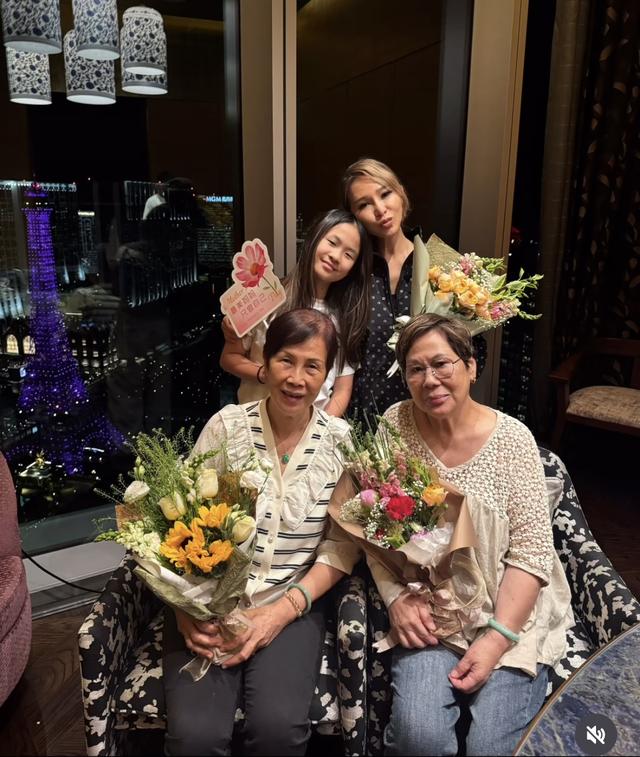 洗米嫂与婆婆过母亲节，三代同堂庆祝继子也在，一家人生活仍幸福