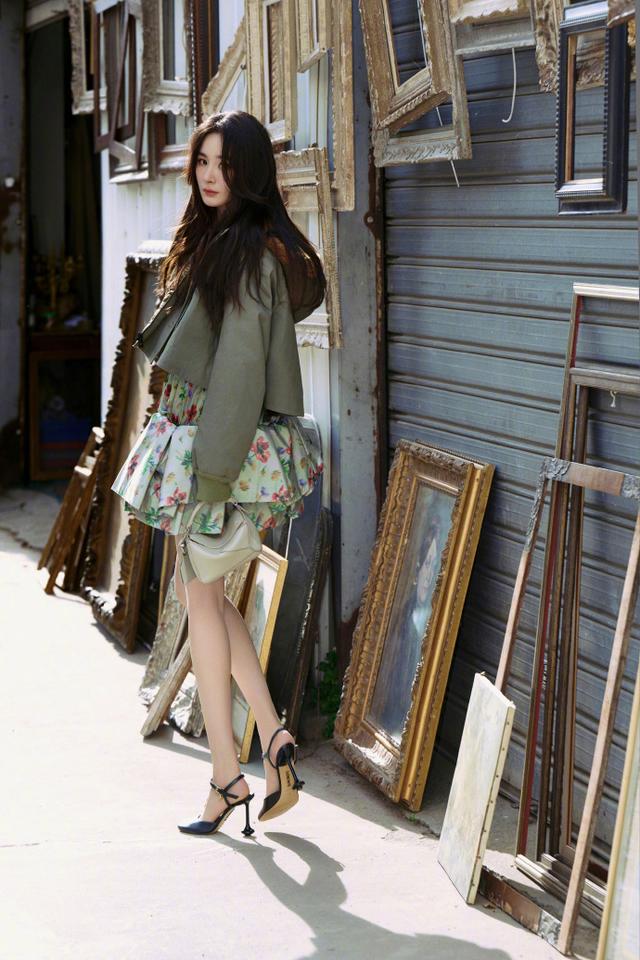 杨幂身着浅绿花朵裙外加绿色上衣造型漫步于街头，又被幂姐美到了
