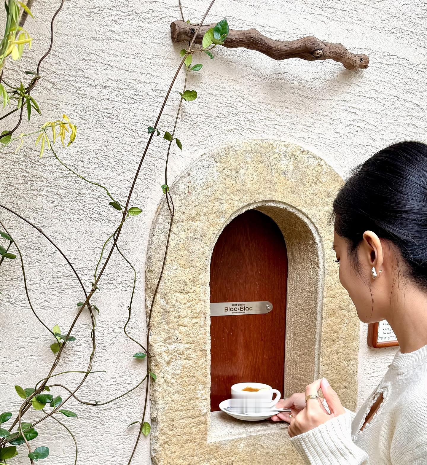 主持人伊一分享最新美照,一身休闲穿搭简约又时尚