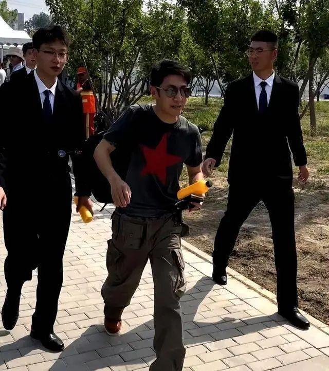 惊！曾是央视一姐的她为富豪抛弃撒贝宁，如今跌落神坛成“笑柄”