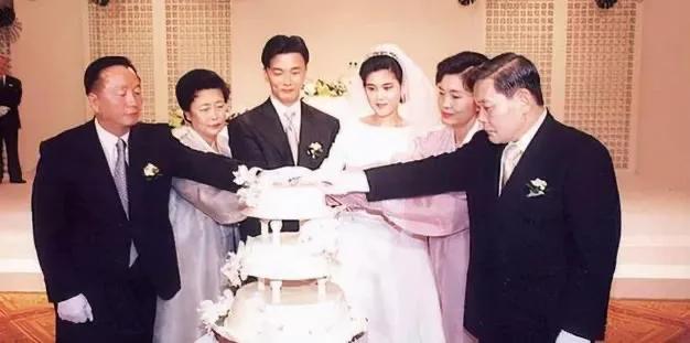 55岁三星长公主李富真露面！有家族遗传病走路蹒跚，儿子让她增光