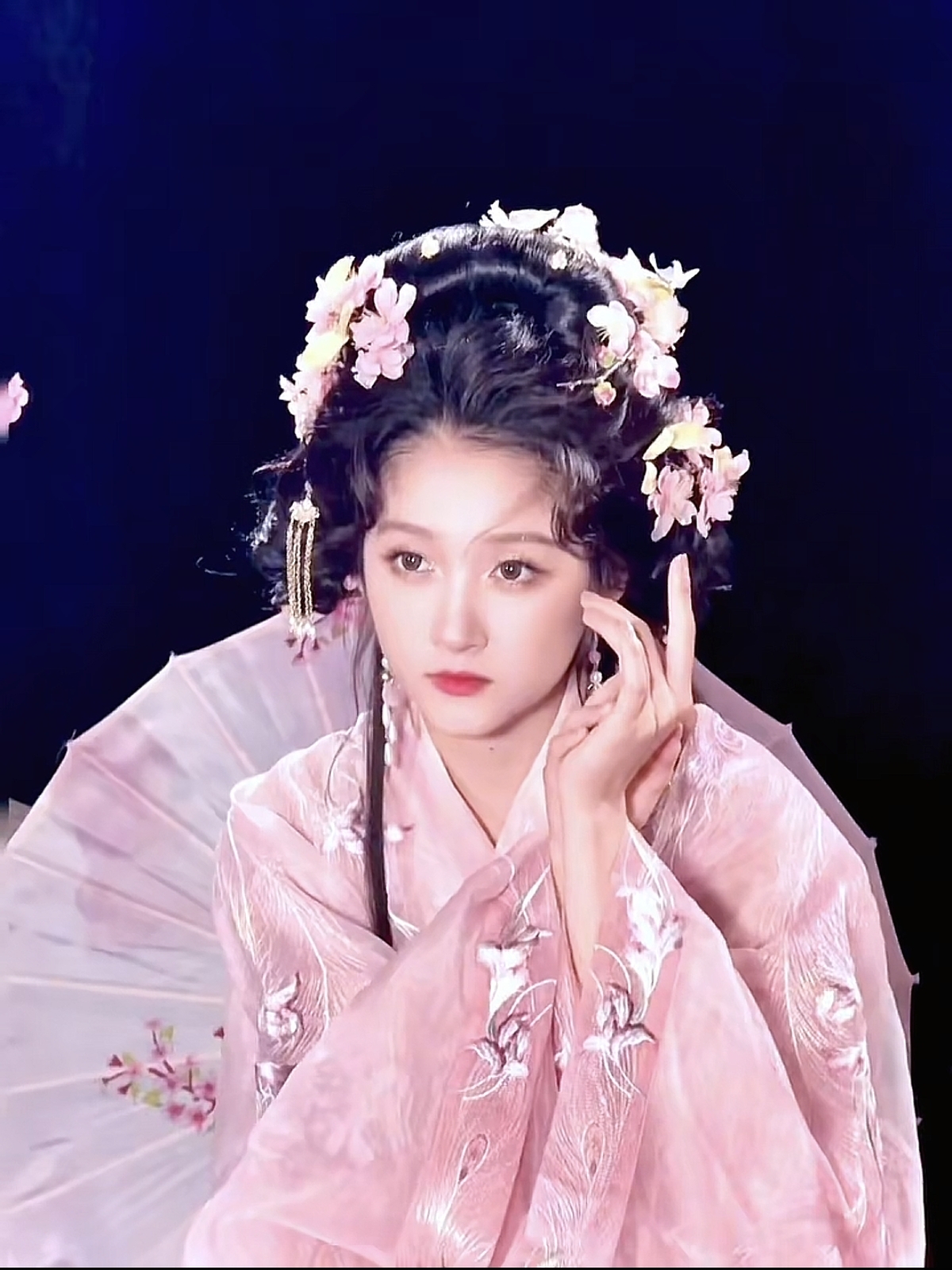 关晓彤古风造型营业，她穿一席粉色古风长裙，灵动可爱又好漂亮呀