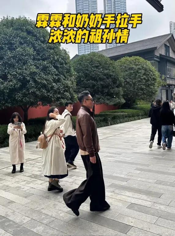 汪小菲穿阔腿裤拉风,张兰扎高马尾显年轻,任性晒娃不怕举报