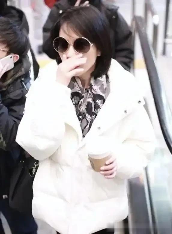 “俞飞鸿”才是穿搭高手，连帽羽绒服+牛仔裤，再穿雪地靴来减龄