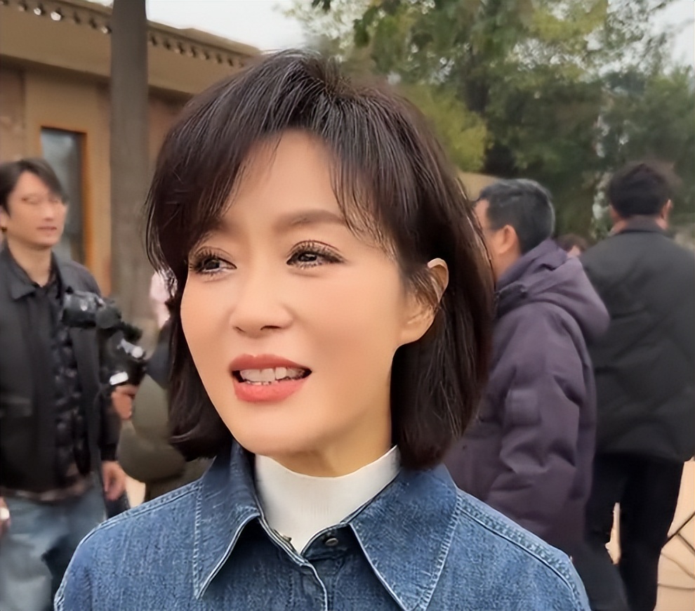 美女主持守护《梨园春》26年，如今潇洒转身，51岁不显老仍是单身