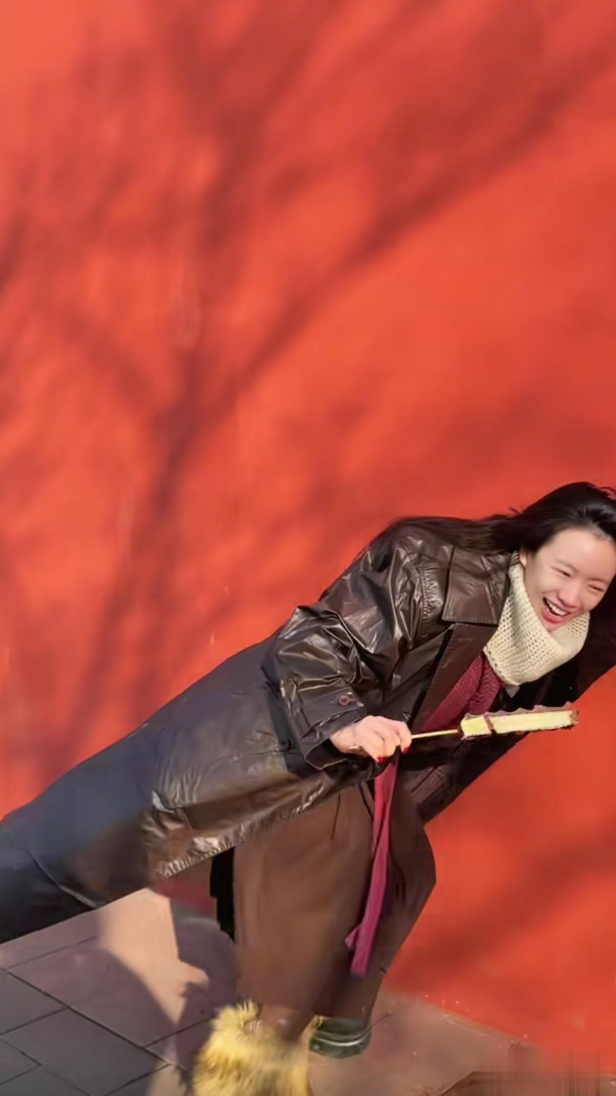 33岁李梦冬日穿搭：微卷发+皮大衣，复古又时髦，衣品太好了