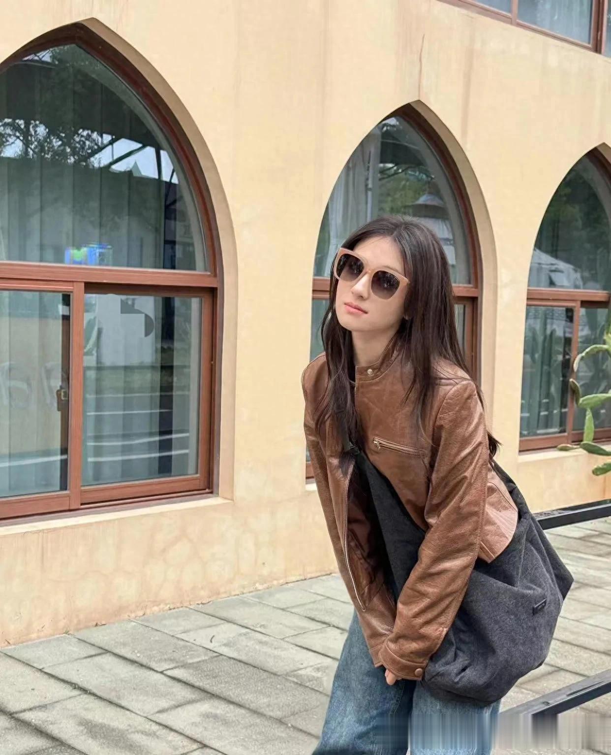 李兰迪私服造型真时髦！穿棕色皮衣+牛仔裤，时髦洋气又减龄！