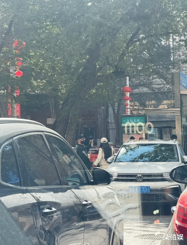 汪峰陪女友过七夕，又带着她去逛街，森林北主动牵他手完全被迷住