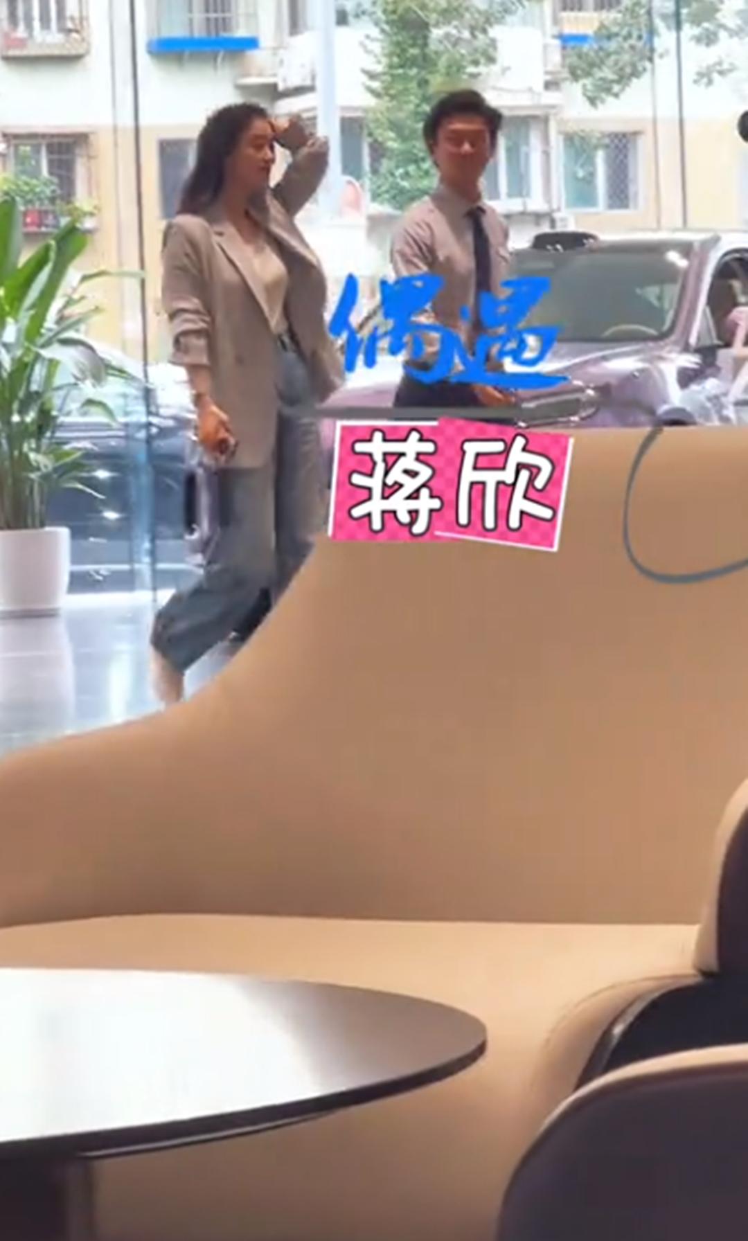 蒋欣现身4s店提车，171高个仍很有女人味，颜值气质都很哇塞