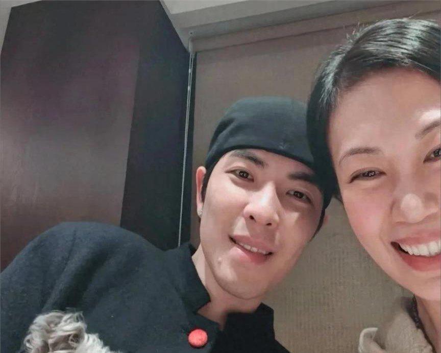 51岁林有慧苦尽甘来，晒“一家三口”回应催生，看来小S早已知内情