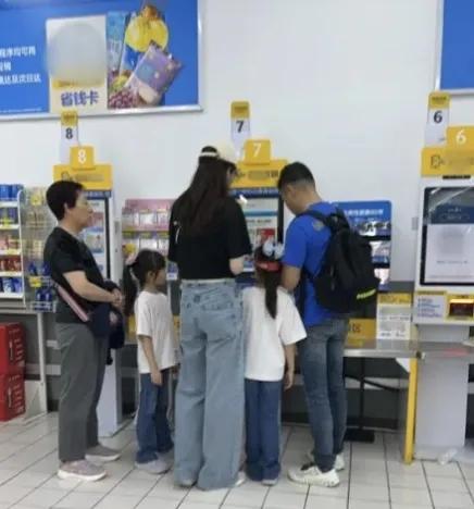 熊黛林跟女儿玩贴脸,富豪丈夫被压着丝毫不恼,俩闺女缺牙很可爱