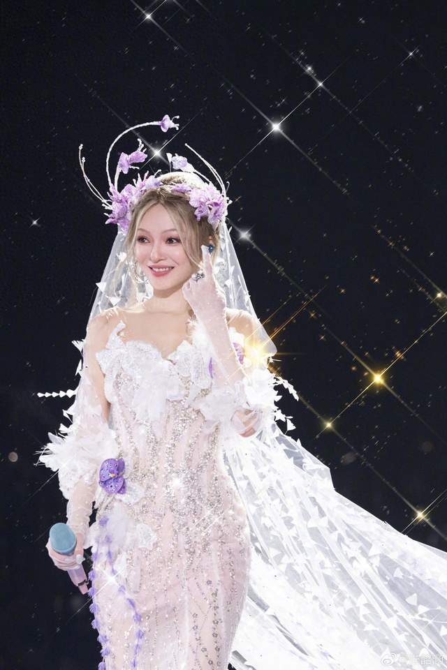 被原生家庭拖累,逆袭崛起女王归来,43岁穿婚纱宛如精灵,太惊艳了