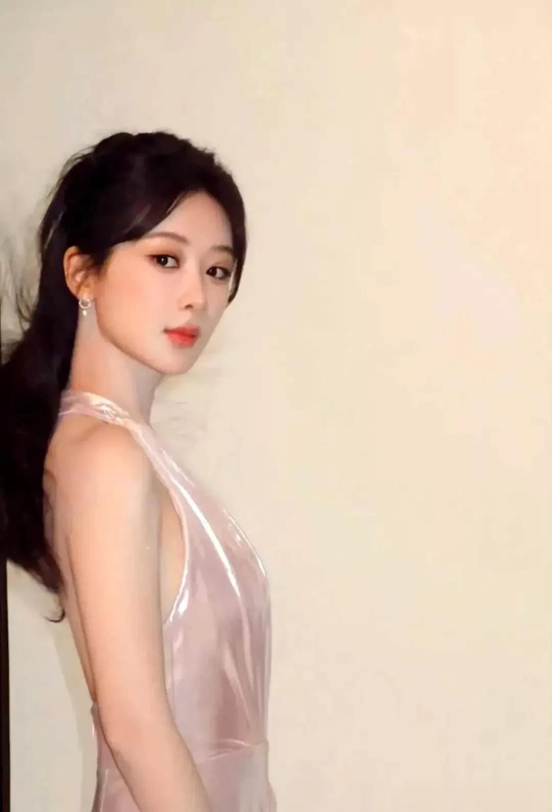 还从未见过杨紫穿这种风格的裙子,果然只要瘦了,穿什么都好看。