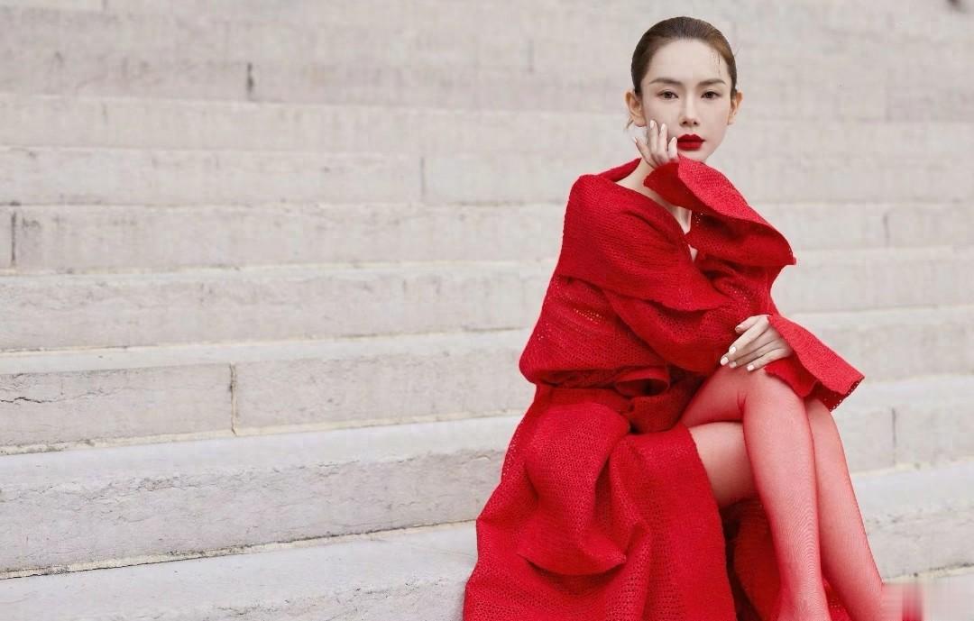 戚薇一家逛凡尔赛宫，李承铉穿短袖她穿大衣，小Seven头圆很可爱