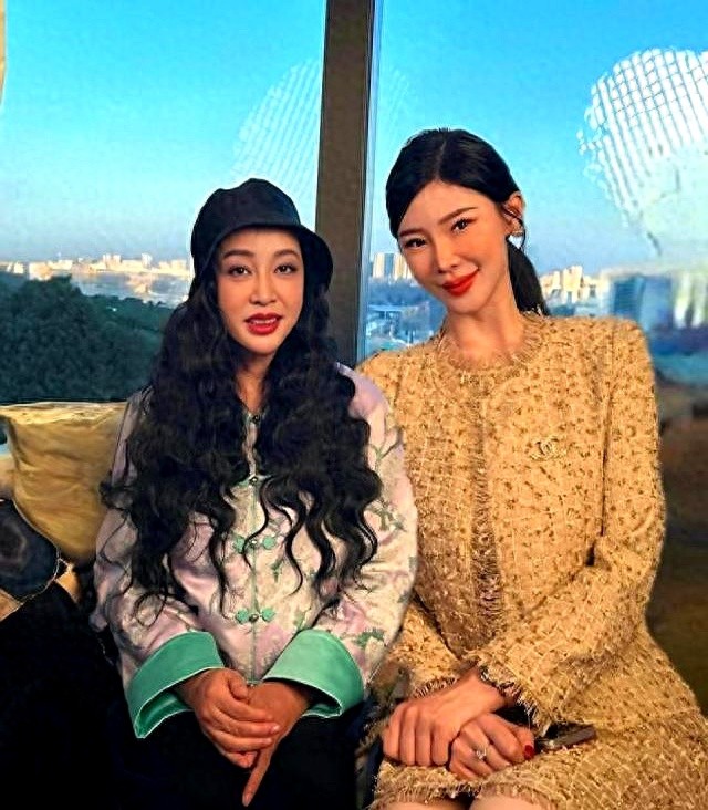 75岁“刘晓庆”再次扮嫩成功，烫了油画卷穿新中式，状态嫩回48岁