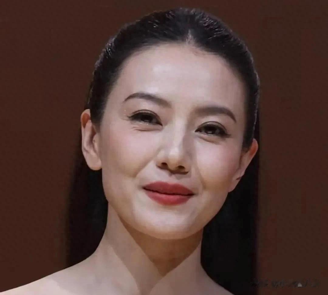 高圆圆没P图的样子能看出45岁苹果肌下垂法令纹眼尾细纹都很明显