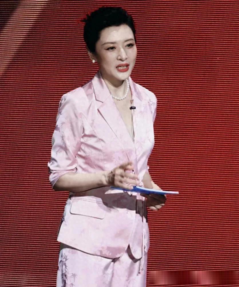 57岁周涛不愧国泰民安脸!穿粉色新中式西装套装,优雅又高级!