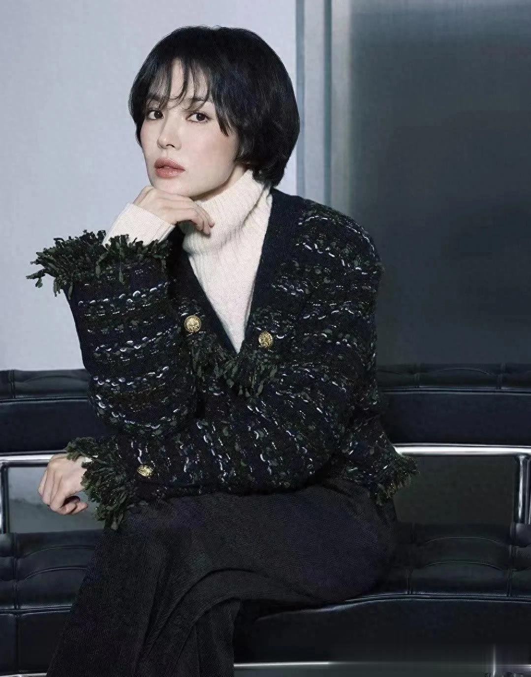 43岁宋慧乔剪了短发大变样！穿粗花呢外套+阔腿裤，高级又洋气