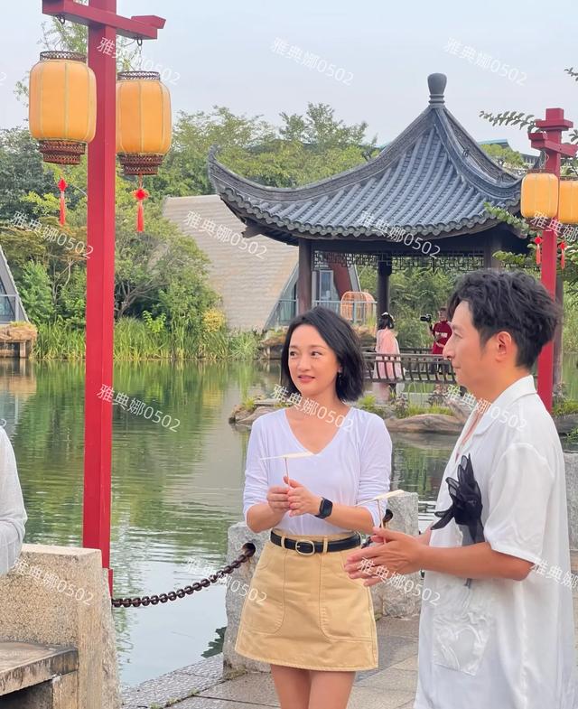 周迅不愧是不老女神,51岁的她好年轻好娇小,灵气动人少女感满满