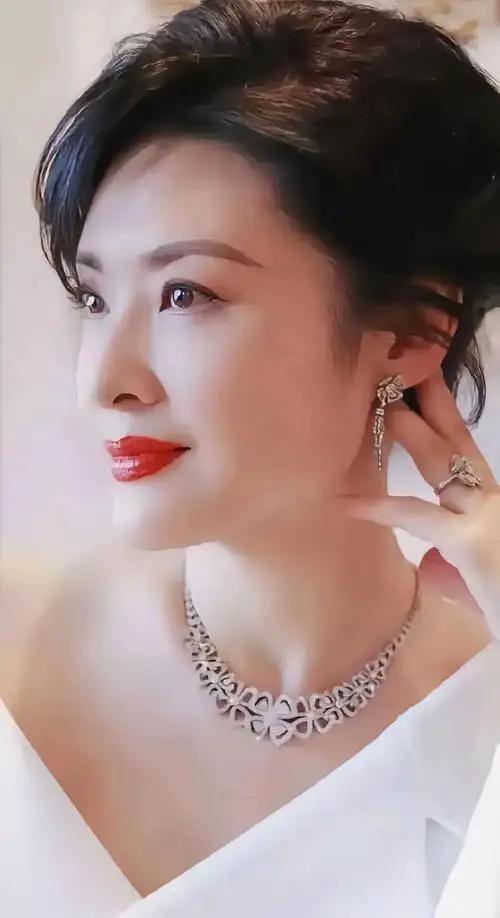 怼脸拍57岁周涛！知性优雅，风姿绰约。真得上了年纪才有那份韵味