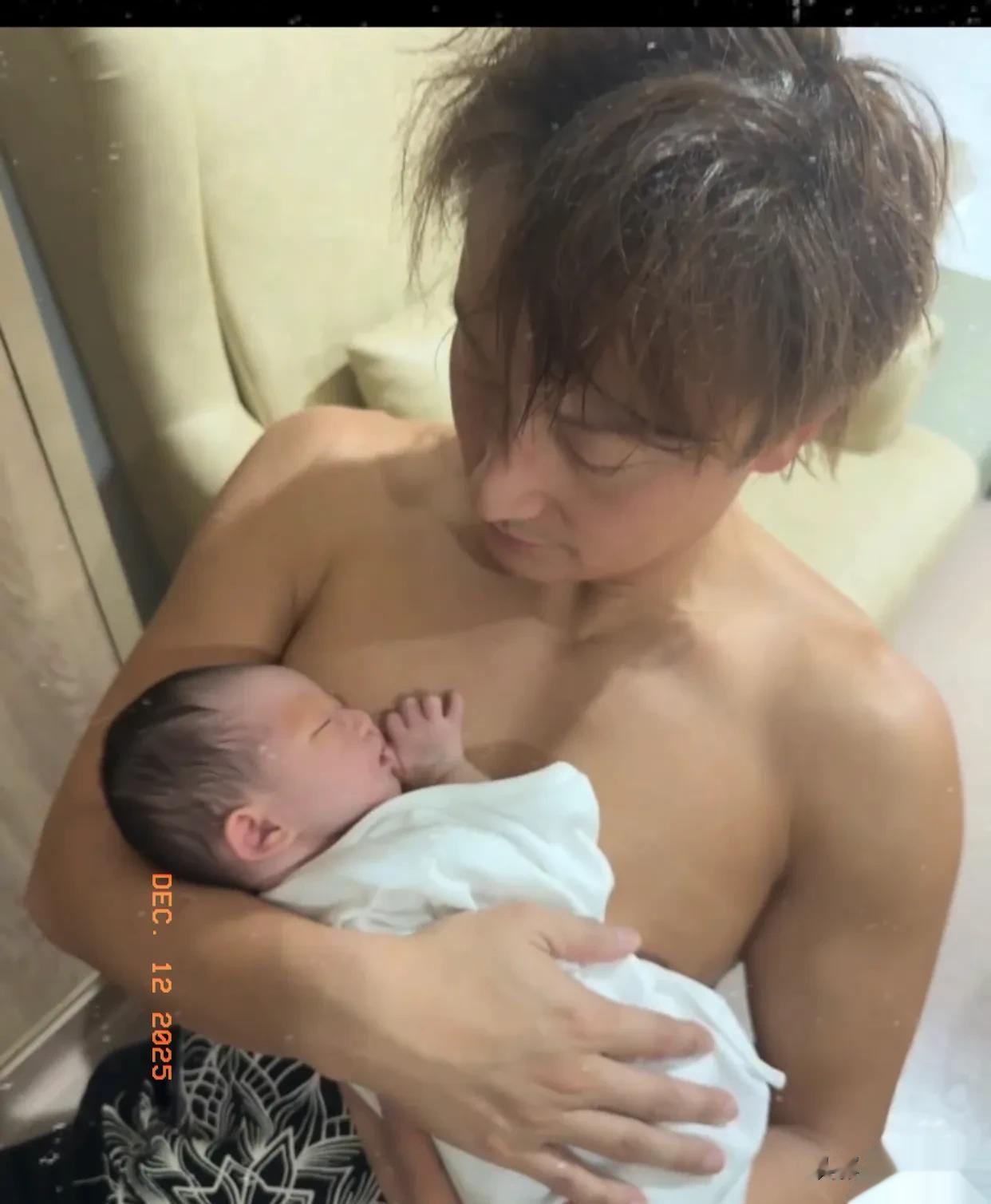 45岁方力晒老婆生产Vlog，官宣得女，一家三口合影，画面温馨！