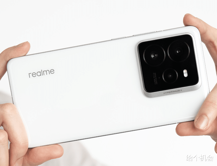 7500mAh+2k直屏+2億長焦，定價3999元，真我新機沖的太高了吧