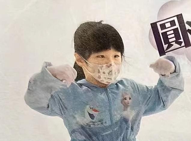 58岁黎明和小19岁妻子携手出席，女儿颜值惊人